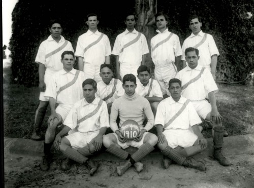 V8 08-A Glass 96 1910 Championship Soccer Team