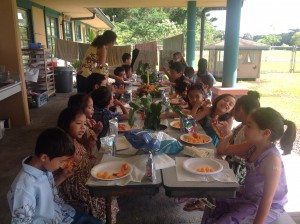 KA enjoying their pizza on the lanai. 